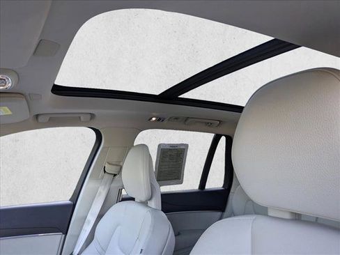 Used 2020 Volvo XC90 T5 Momentum w/ Protection Package Premier image 16