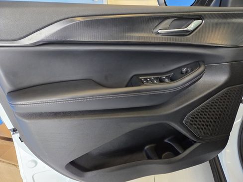 Used 2025 Jeep Grand Cherokee Laredo X image 15