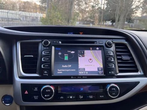 Used 2019 Toyota Highlander Limited Platinum AWD/4WD image 20