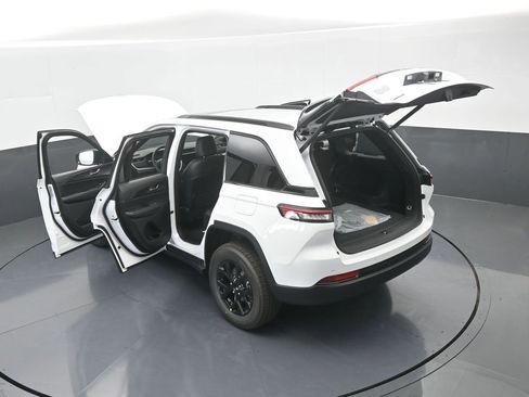 Used 2025 Jeep Grand Cherokee Altitude image 60