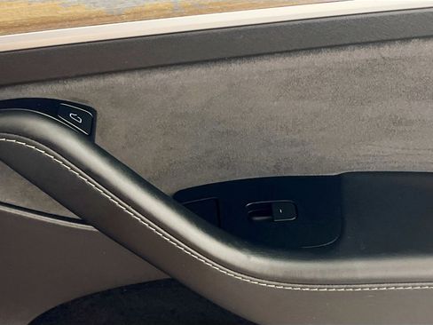 Used 2024 Tesla Model Y 2WD image 31