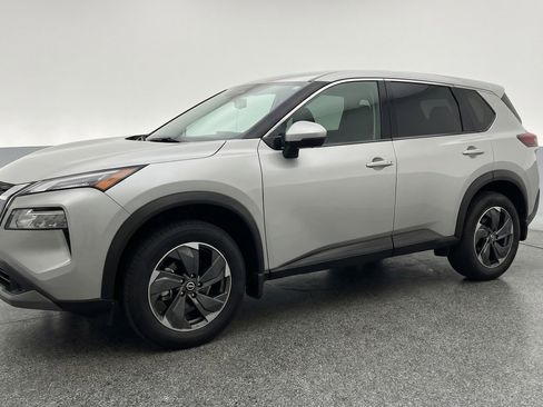 Used 2025 Nissan Rogue SV image 3