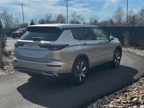 New 2025 Mitsubishi Outlander SE image 5