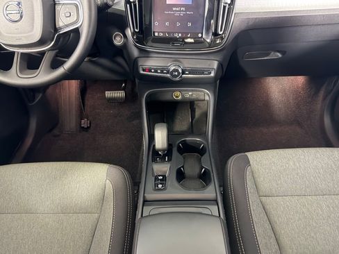 Used 2025 Volvo XC40 B5 Core image 16