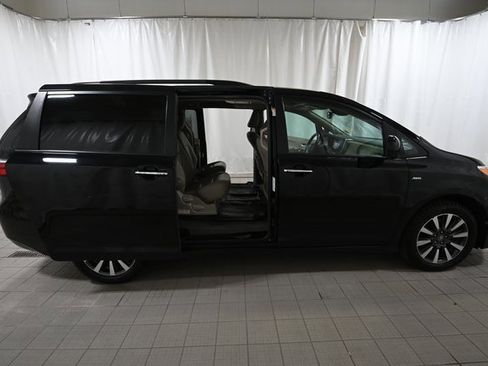 Used 2018 Toyota Sienna XLE Premium image 17