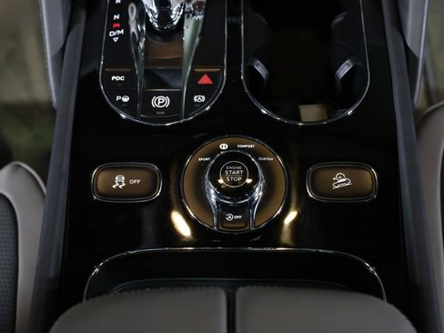 Used 2022 Bentley Bentayga image 26