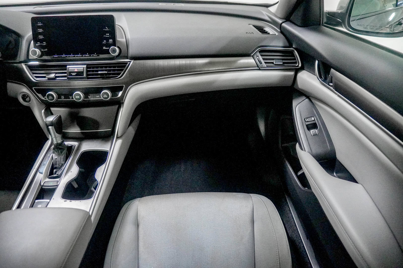 Used 2018 Honda Accord LX image 29