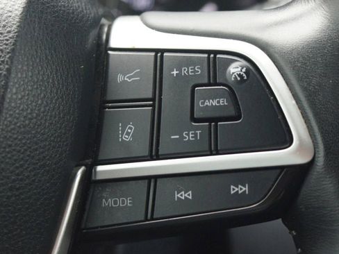 Used 2022 Toyota Highlander XLE image 11