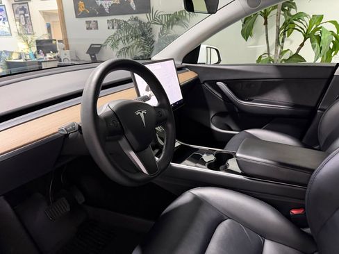 Used 2020 Tesla Model Y Long Range image 9