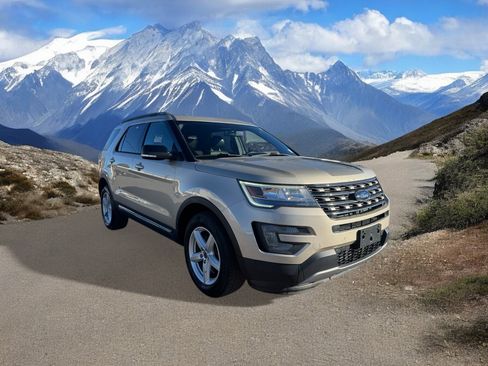 Used 2017 Ford Explorer XLT w/ Equipment Group 202A image 7