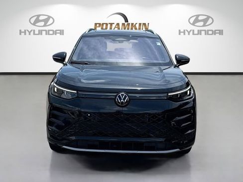 Used 2025 Volkswagen Tiguan SEL R-Line AWD/4WD image 2