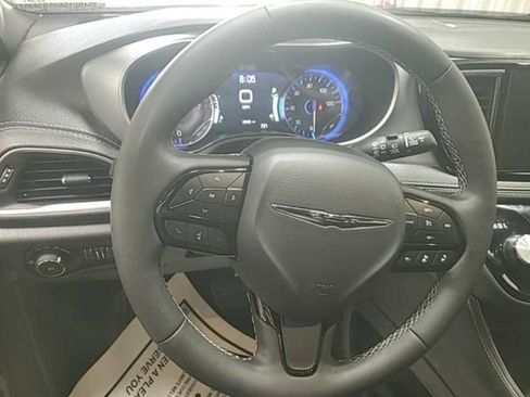 Used 2025 Chrysler Pacifica Limited FWD image 5