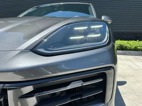 Certified 2024 Porsche Cayenne AWD/4WD image 9