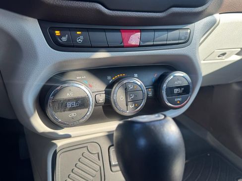 Used 2017 Jeep Renegade Limited image 18