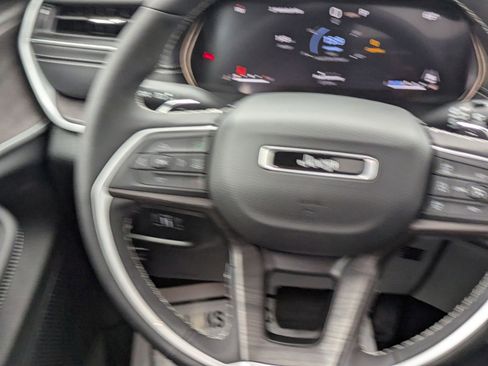 Used 2025 Jeep Grand Cherokee Limited w/ Black Appearance Package image 20