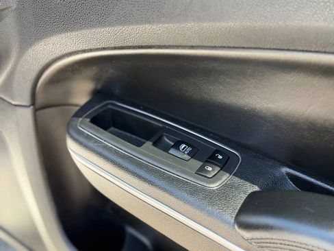 Used 2019 Chrysler 300 Limited RWD image 38