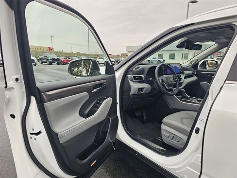 Used 2025 Toyota Highlander Platinum image 18