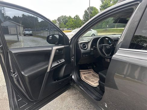 Used 2018 Toyota RAV4 LE FWD image 12