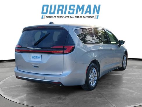Used 2024 Chrysler Pacifica Touring-L FWD image 6
