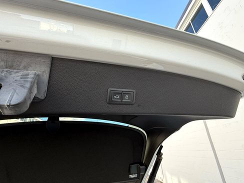 Used 2020 Audi e-tron Premium Plus image 22