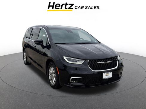 Used 2025 Chrysler Pacifica Select image 1