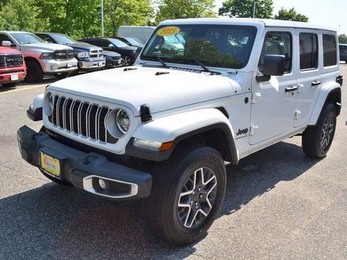 Used 2025 Jeep Wrangler Unlimited Sahara AWD/4WD image 4