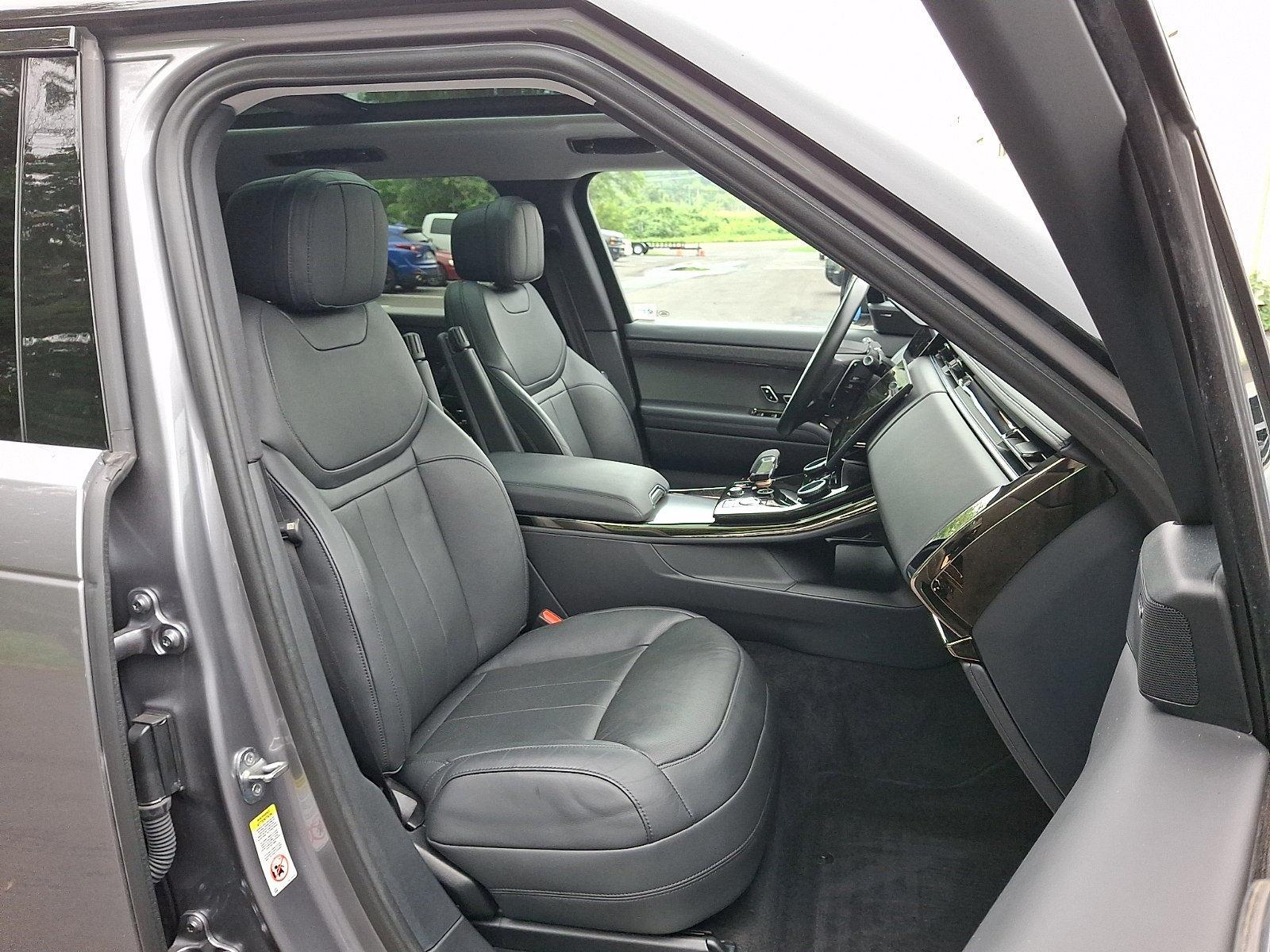 Used 2023 Land Rover Range Rover Sport SE AWD/4WD image 3