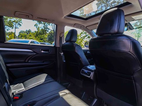 Used 2018 Toyota Highlander XLE AWD/4WD image 25