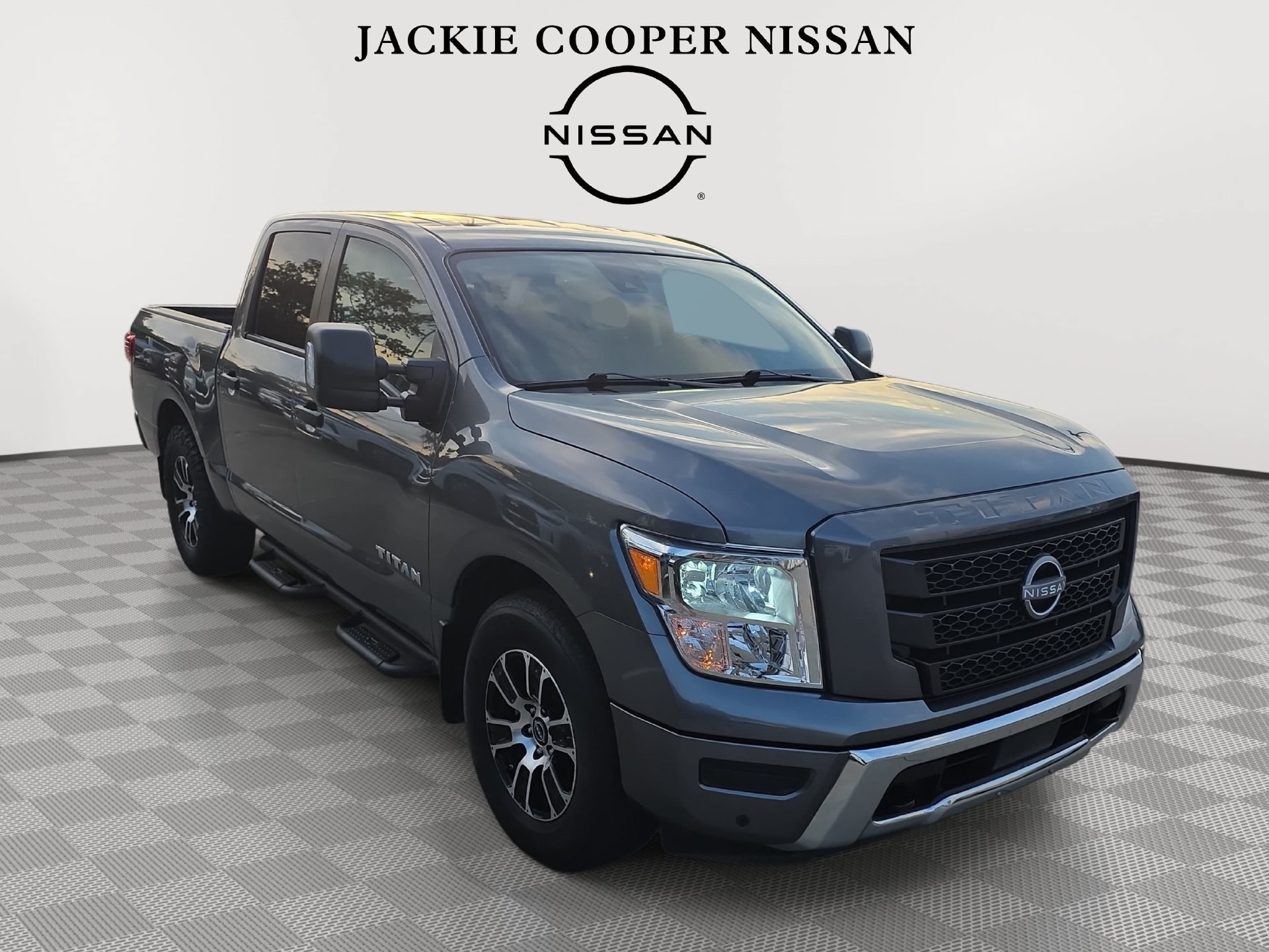 Used 2023 Nissan Titan SV w/ SV Convenience Package RWD image 3