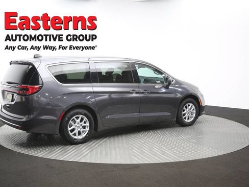 Used 2023 Chrysler Pacifica Touring-L FWD image 43