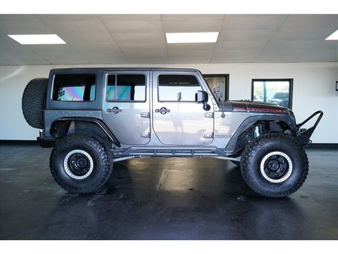 Used 2017 Jeep Wrangler Unlimited Rubicon AWD/4WD image 8