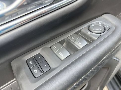 Used 2023 GMC Yukon SLT AWD/4WD image 13