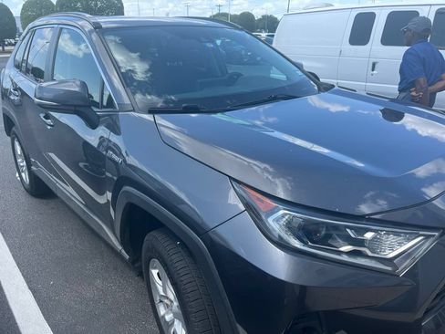Used 2020 Toyota RAV4 XLE w/ Convenience Package AWD/4WD image 3