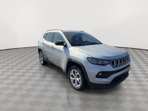 Used 2024 Jeep Compass Latitude AWD/4WD image 2