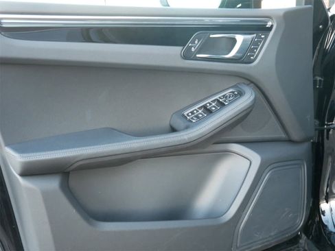 Used 2025 Porsche Macan image 9