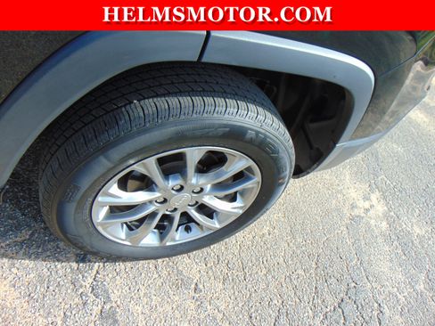 Used 2020 Jeep Cherokee Latitude Plus w/ Comfort/Convenience Group image 18