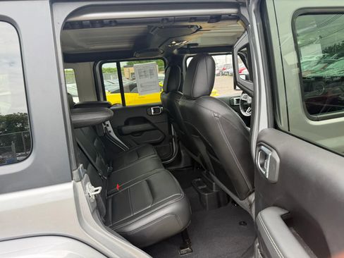 Used 2019 Jeep Wrangler Unlimited Sahara w/ Cold Weather Group AWD/4WD image 26
