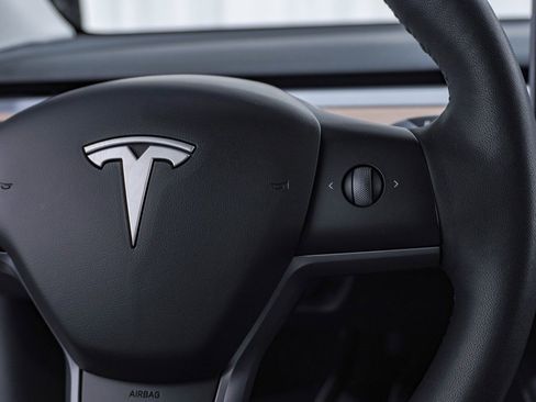 Used 2021 Tesla Model Y Long Range image 25