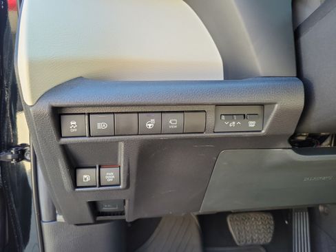 Used 2024 Toyota Sienna Platinum FWD image 11