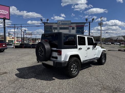 Used 2018 Jeep Wrangler Unlimited Sahara image 5