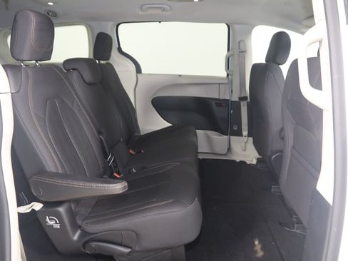 Used 2020 Chrysler Pacifica Touring FWD image 12