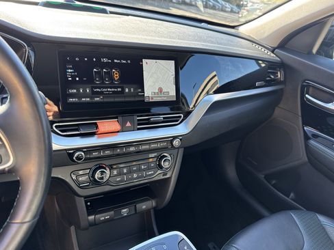 Used 2022 Kia Niro EX Premium w/ Cold Weather Package image 29