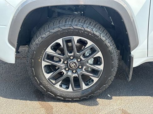Used 2025 Toyota Tundra Limited AWD/4WD image 31