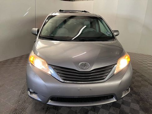 Used 2013 Toyota Sienna XLE image 3