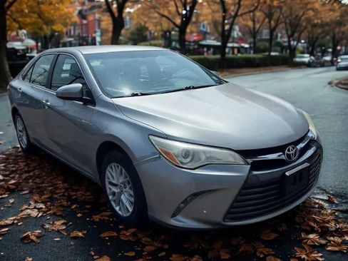 Used 2016 Toyota Camry SE image 2
