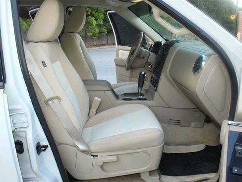 Used 2010 Ford Explorer XLT image 9