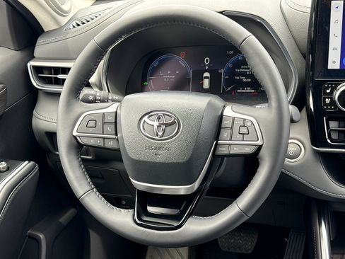 New 2026 Toyota Highlander Platinum image 24