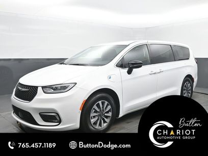 Used 2025 Chrysler Pacifica Select w/ Uconnect Theater Family Group