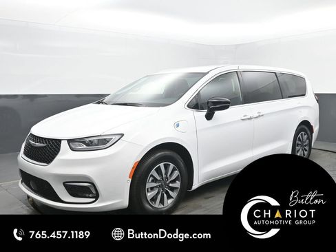 Used 2025 Chrysler Pacifica Select w/ Uconnect Theater Family Group FWD image 1