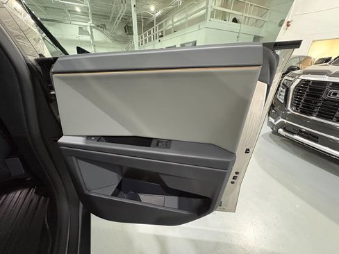 Used 2025 Tesla Cybertruck AWD Crew Cab image 39